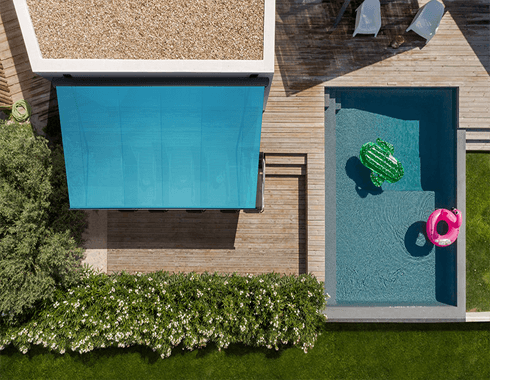 Terrasse ombragée par store banne coffre intégral neptune 9600