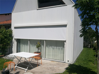 Store pergola vertical avec coulisses zippée vénus 1970 sunny inch