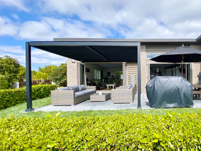 Pergola bioclimatique adossée gris anthracite RAL 7016 sunny inch