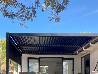 pergola bioclimatique adossée manuel pluton 5710 sunny inch