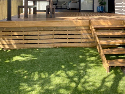 pergola adossée à lames inclinées sunny inch